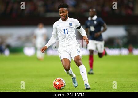 LONDRES, ANGLETERRE - Raheem Sterling d'Angleterre lors du match international amical entre l'Angleterre et la France au stade Wembley, mardi 17 novembre 2015. (Crédit Ryan Dinham | Nouvelles MI) Banque D'Images