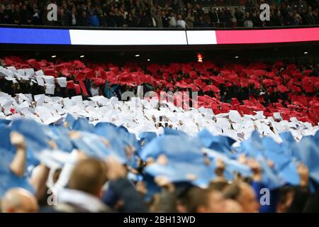 LONDRES, ANGLETERRE - les supporters de l'Angleterre font une tricolore en reconnaissance des attaques terroristes qui ont eu lieu à Paris le soir du vendredi 13 novembre dernier lors du match international amical entre l'Angleterre et la France au stade Wembley le mardi 17 novembre 2015. (Crédit Ryan Dinham | Nouvelles MI) Banque D'Images