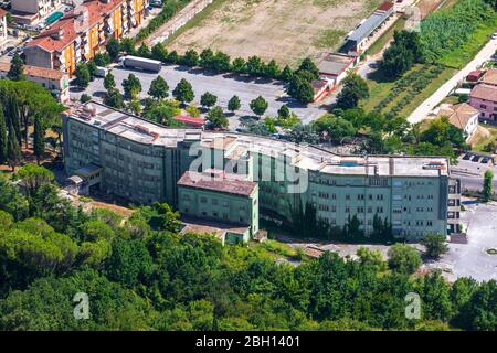 Cassino, Italie. 17 août 2019: Ancien hôpital de Cassino 'Gemma de Posis'. Vue aérienne. Aujourd'hui, il abrite un centre de consultation familiale et un cen de santé Banque D'Images