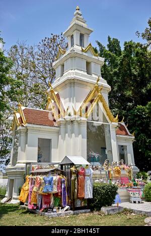 Superstition. Les jardins sacrés du temple possédaient l'esprit d'une femme décédée, ornée de robes traditionnelles pour son plaisir. Thaïlande Banque D'Images