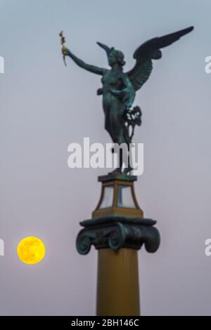 Surlune jaune au-dessus du pont de l'arche de style Art nouveau au-dessus de la Vltava (Moldau) à Prague Banque D'Images