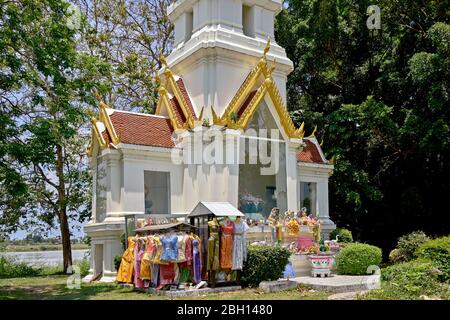 Superstition. Les jardins sacrés du temple possédaient l'esprit d'une femme décédée, ornée de robes traditionnelles pour son plaisir. Thaïlande Banque D'Images