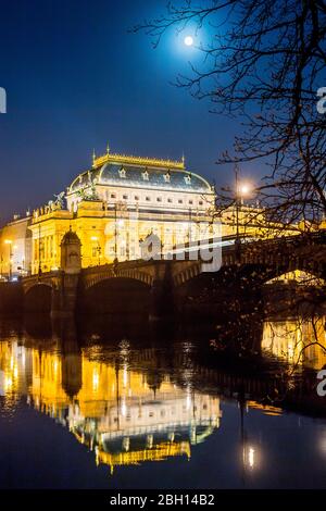 Nuit photo du bâtiment historique du Théâtre National de Prague, république Tchèque Banque D'Images