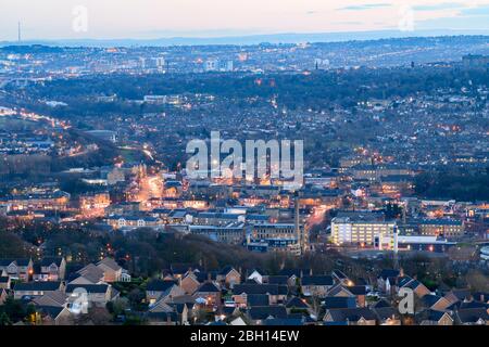 Vue panoramique sur les villes - maisons résidentielles de banlieue, logements mixtes, bâtiments industriels, nuit - Shipley, Bradford City, Yorkshire England UK Banque D'Images