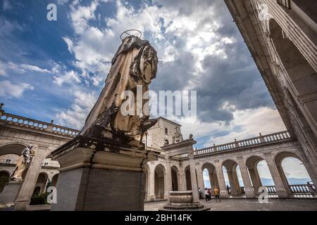 Montecassino / Italie - 17 août 2019: Abbaye de Montecassino. Monastère bénédictin. Arches, statue sacrée et terrasse panoramique. Ancien baroque ar Banque D'Images