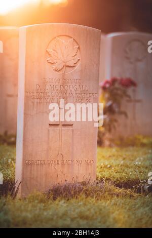 Cassino / Italie - 17 août 2019 : mémoire de guerre Pierre tombale canadienne avec épitaphe. Cimetière du Commonwealth de Cassino en Italie de la seconde Guerre mondiale. CA Banque D'Images