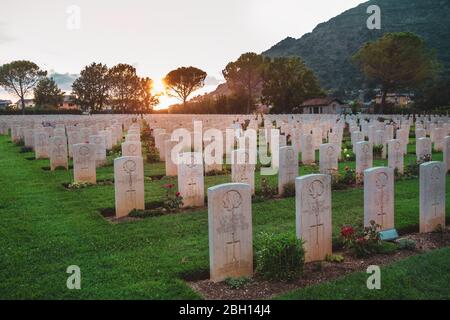 Cassino / Italie - 17 août 2019 : mémoire de guerre Pierre tombale canadienne avec épitaphe. Cimetière du Commonwealth de Cassino en Italie de la seconde Guerre mondiale. CA Banque D'Images