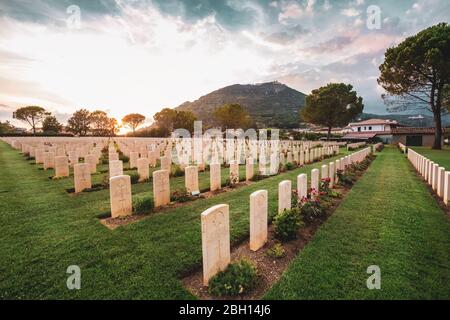 Cassino / Italie - 17 août 2019 : mémoire de guerre Pierre tombale canadienne avec épitaphe. Cimetière du Commonwealth de Cassino en Italie de la seconde Guerre mondiale. CA Banque D'Images