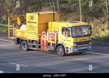 GB marquage routier; entrepreneurs en construction routière camions d'entretien d'autoroute, camion de peinture de ligne, transport, camion, véhicule jaune Mercedes Benz, transport commercial européen, industrie, M6 à Manchester, Royaume-Uni Banque D'Images