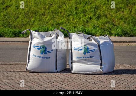 Rotterdam, Pays-Bas, 21 avril 2020: Deux grands sacs de sable utilisés par la municipalité pour fermer un lieu dans le cadre des mesures de covid-19 Banque D'Images