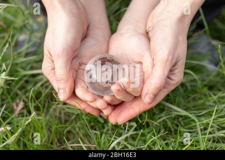 Nous enseignons aux enfants à protéger la planète, à sauver l'environnement, à prendre soin de la nature dans le monde. Banque D'Images