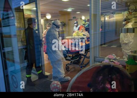 Paris, France. 22 avril 2020. Un patient COVID-19 est sorti à roues d'un EHPAD (établissement de logement pour personnes âgées dépendantes) à Epinay sur Seine près de Paris, France, le 22 avril 2020. À partir de mercredi, 29 741 personnes ont été testées positives pour le coronavirus, ce qui a été hospitalisé, en baisse de 365 au cours des dernières 24 heures, consolidant un ralentissement d'une semaine. Le nombre de patients qui ont besoin de soins intensifs a diminué pour la 14ème journée consécutive. Crédit: Aurelien Morissard/Xinhua/Alay Live News Banque D'Images