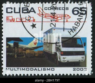 CUBA - VERS 2003 : cachet imprimé par Cuba, montre camion, vers 2003. Banque D'Images