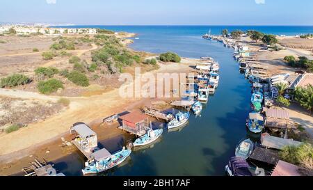 Vue panoramique sur le Liopetri jusqu'à la mer (potamos Liopetriou), Famagusta, Chypre. Un site touristique touristique de pêche village, fj naturel Banque D'Images