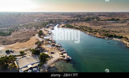 Vue panoramique sur le Liopetri jusqu'à la mer (potamos Liopetriou), Famagusta, Chypre. Un site touristique touristique de pêche village, fj naturel Banque D'Images