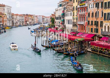 Grand Canal, au Rialto, Venise, Italie Banque D'Images