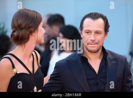 VENISE, ITALIE - SEPTEMBRE 01: Stefano Accorsi, Bianca Vitali marche le tapis rouge devant le "Laundromat" Banque D'Images