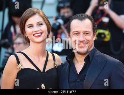 VENISE, ITALIE - SEPTEMBRE 01: Stefano Accorsi, Bianca Vitali marche le tapis rouge devant le "Laundromat" Banque D'Images