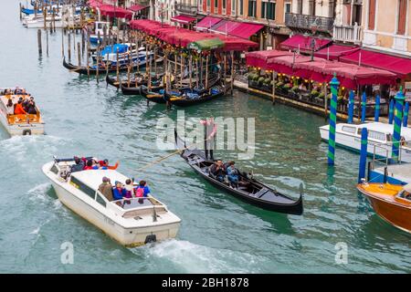 Bateaux-taxis et télécabine, au pont du Rialto, Riva del vin, San Polo, Venise, Italie Banque D'Images