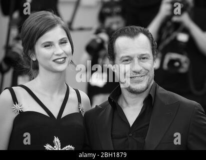 VENISE, ITALIE - SEPTEMBRE 01: Stefano Accorsi, Bianca Vitali marche le tapis rouge devant le "Laundromat" Banque D'Images