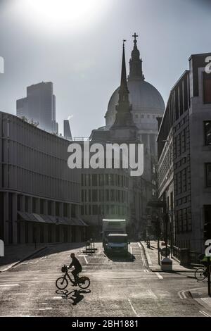 Londres, Royaume-Uni. 23 avril 2020. Londres, Royaume-Uni. 23 avril 2020. Un seul trajet de banlieue traverse Ludgate Circus tôt ce matin, sous la cathédrale St Paul de Londres, car les mesures de verrouillage doivent être assouplies dans les trois à quatre prochaines semaines, au milieu du coronavirus, pour que l'économie puisse se remettre en place. City of London LockDown, Angleterre, Royaume-Uni 23 avril 2020 crédit: Jeff Gilbert/Alay Live News Banque D'Images