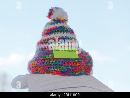 Chapeau de galet crocheté avec feuille de papier rester à la maison à cause de Corona, Allemagne Banque D'Images