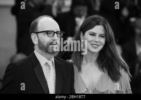 VENISE, ITALIE - 01 SEPTEMBRE : Steven Soderbergh, Jules Asner marche le tapis rouge devant le "Laundromat" Banque D'Images