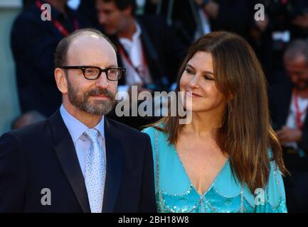 VENISE, ITALIE - 01 SEPTEMBRE : Steven Soderbergh, Jules Asner marche le tapis rouge devant le "Laundromat" Banque D'Images