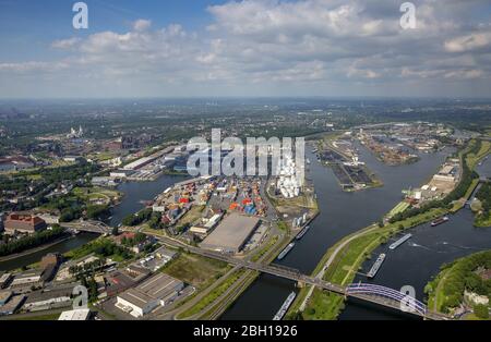 Port de Duisburg dans la rue Ruhrorter Strasse avec pont Karl-Lehr-Bruecke, 09.06.2016. Vue aérienne, Allemagne, Rhénanie-du-Nord-Westphalie, Ruhr Area, Duisburg Banque D'Images