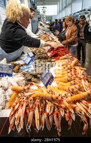 Stand au marché de poissons dans une salle de marché, Espagne, Andalousie, Cadix Banque D'Images
