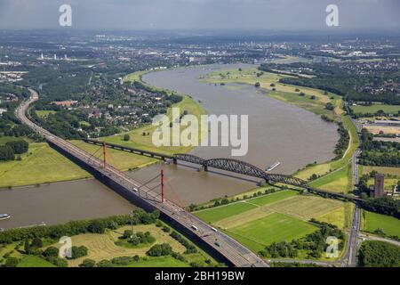 Pont d'autoroute de l'A42 et pont ferroviaire sur le Rhin entre Duisburg-Baerl et Duisburg-Beeckerwerth, 09.06.2016, vue aérienne, Allemagne, Rhénanie-du-Nord-Westphalie, région de la Ruhr, Duisburg Banque D'Images