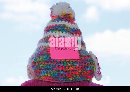 Chapeau de galet crocheté avec feuille de papier rester à la maison à cause de Corona, Allemagne Banque D'Images