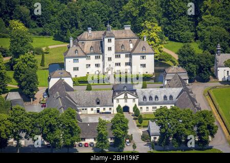 , Château de Laer avec chapelle Laer à Meschede, 07.06.2016, vue aérienne, Allemagne, Rhénanie-du-Nord-Westphalie, Pays Sauerland, Meschede Banque D'Images