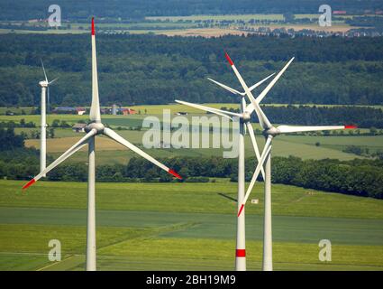 , éoliennes sur un terrain, 07.06.2016, vue aérienne, Allemagne, Rhénanie-du-Nord-Westphalie, Bad Wuennenberg Banque D'Images