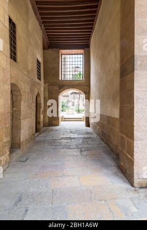 Le passage en briques de pierre menant à la cour de la maison historique Beit El Sehemy située dans la rue Moez, quartier de Gamalia, le Caire, Egypte Banque D'Images