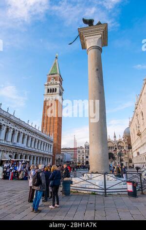 La colonne Lion et Campanile de San Marco, Piazzetta, Piazza San Marco, Venise, Italie Banque D'Images