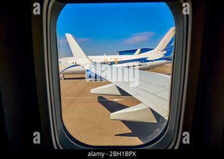 NUR-SULTAN (ASTANA), KAZAKHSTAN (QAZAQSTAN) - 12 AVRIL 2020: Belle vue panoramique depuis la fenêtre de l'avion à l'aéroport de Nur-Sultan (Astana) Banque D'Images