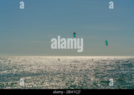 L'athlète pratique kate board surfer sur la mer sur les vagues. L'été au Portugal Algarve Banque D'Images