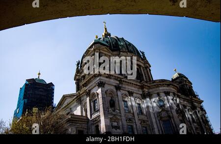 Berlin, Allemagne. 22 avril 2020. La cathédrale de Berlin avec un ciel sans nuages contre la lumière. Crédit: Paul Zinken/dpa-Zentralbild/ZB/dpa/Alay Live News Banque D'Images