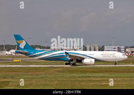 A4O-DJ Oman Air Airbus A35-343 à Malpensa (MXP / LIMC), Milan, Italie Banque D'Images