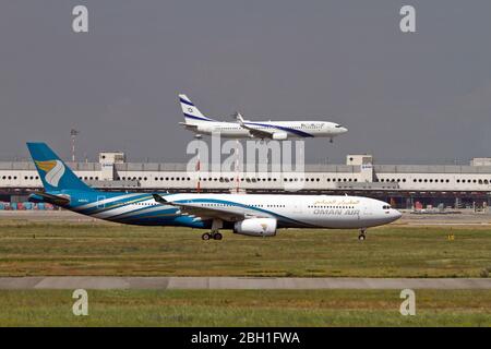 A4O-DJ Oman Air Airbus A35-343 à Malpensa (MXP / LIMC), Milan, Italie Banque D'Images