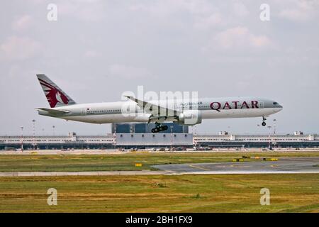 L'A7-BAU Qatar Airways Boeing 777-3 DZ(ER) à Malpensa (MXP / LIMC), Milan, Italie Banque D'Images