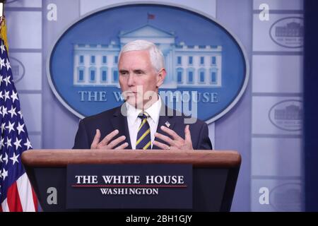 Le vice-président AMÉRICAIN Mike Pence est accompagné par des membres du Groupe de travail sur le coronavirus pour faire des remarques sur la pandémie COVID-19 dans la salle de presse James S. Brady de la Maison Blanche à Washington, DC, USA, 22 avril 2020.crédit: Michael Reynolds / Pool via CNP /MediaPunch Banque D'Images