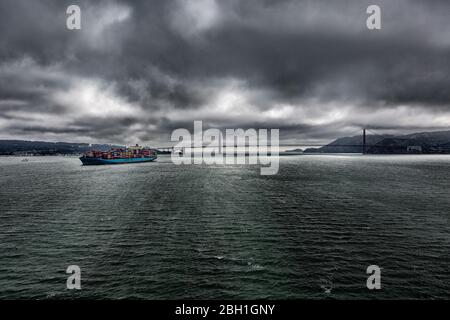 Bateau à conteneurs passant sous le Golden Gate Bridge à San Francisco, vu d'un bateau de croisière, Californie, Amérique Banque D'Images