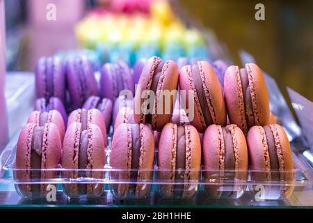 Gros plan de l'assortiment de macarons français sur un plateau à vendre, à l'intérieur Banque D'Images