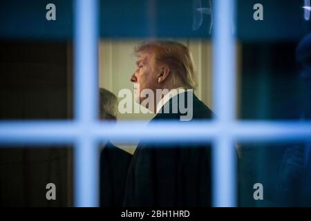 Le président AMÉRICAIN Donald J. Trump observe que les diffuseurs de presse parlent sur un moniteur de télévision dans le bureau de presse inférieur de la Maison Blanche immédiatement après une conférence de presse avec des membres du Groupe de travail sur le COVID-19 dans la salle de presse James S. Brady à Washington, DC, États-Unis, 22 avril 2020.crédit: Michael Reynolds/Pool via CNP /MediaPunch Banque D'Images