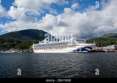 Le bateau de croisière Grand Princess amarrait dans un port en Alaska pendant une croisière en Alaska Banque D'Images