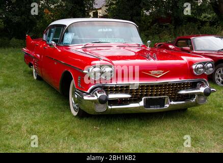 Vue avant d'un rouge 1958 Cadillac de-Ville lors d'un spectacle de voitures classique au Pays de Galles Banque D'Images