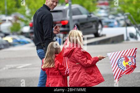 Les fans du FC Red Bulls Salzburg avant le match Banque D'Images