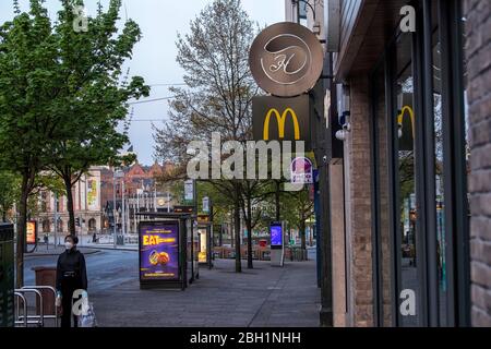 Magasins de long Row West au crépuscule à Nottingham City, capturés pendant le verrouillage de Covid-19, avril 2020, le notaire d'Angleterre Royaume-Uni Banque D'Images